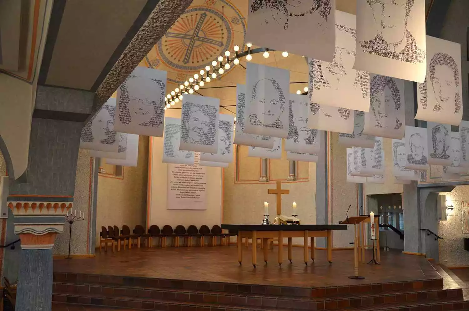 Es ist unser Licht – Kirchenrauminstallation, Katinka Molde
